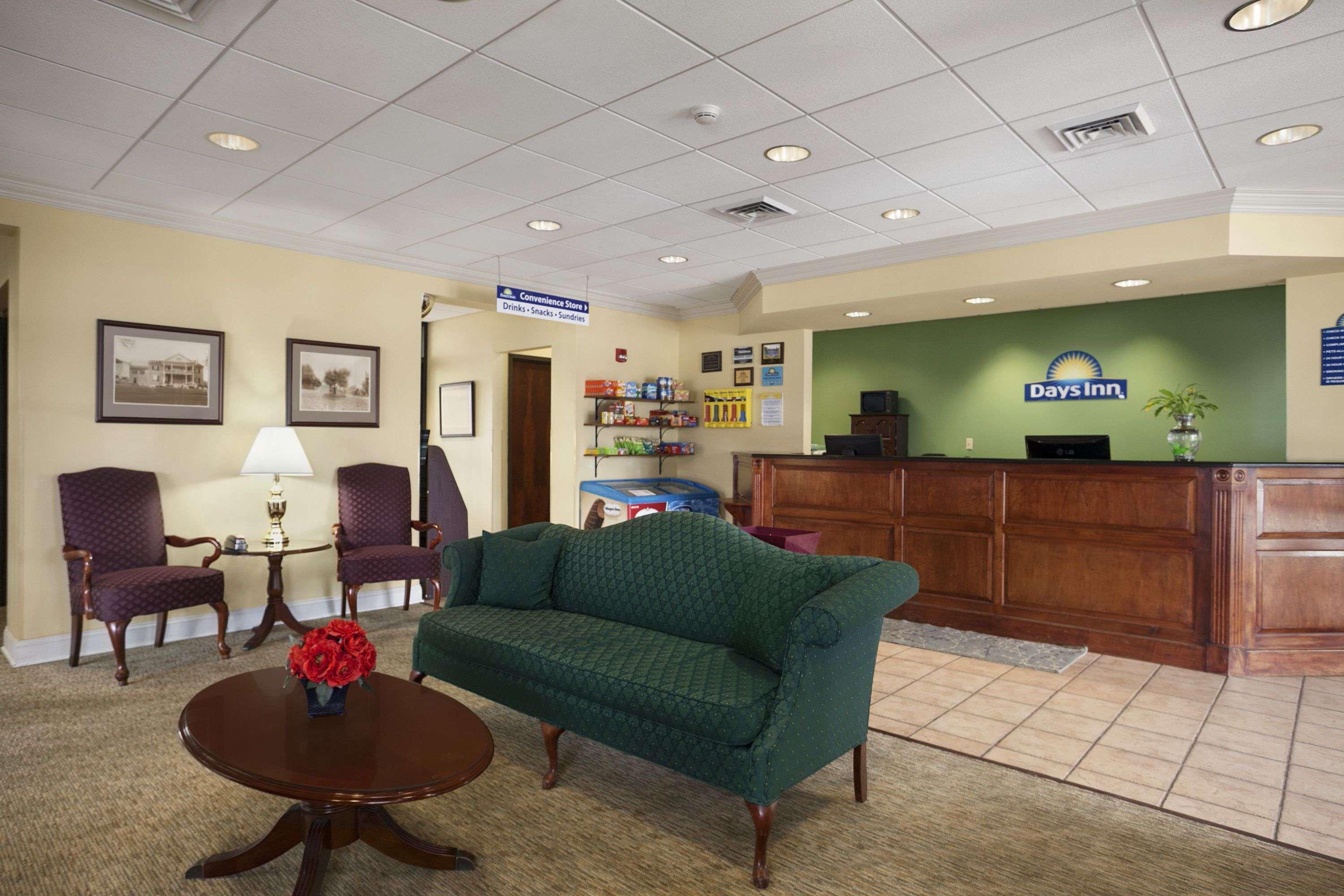 Days Inn Of Frederick By Wyndham Exterior foto